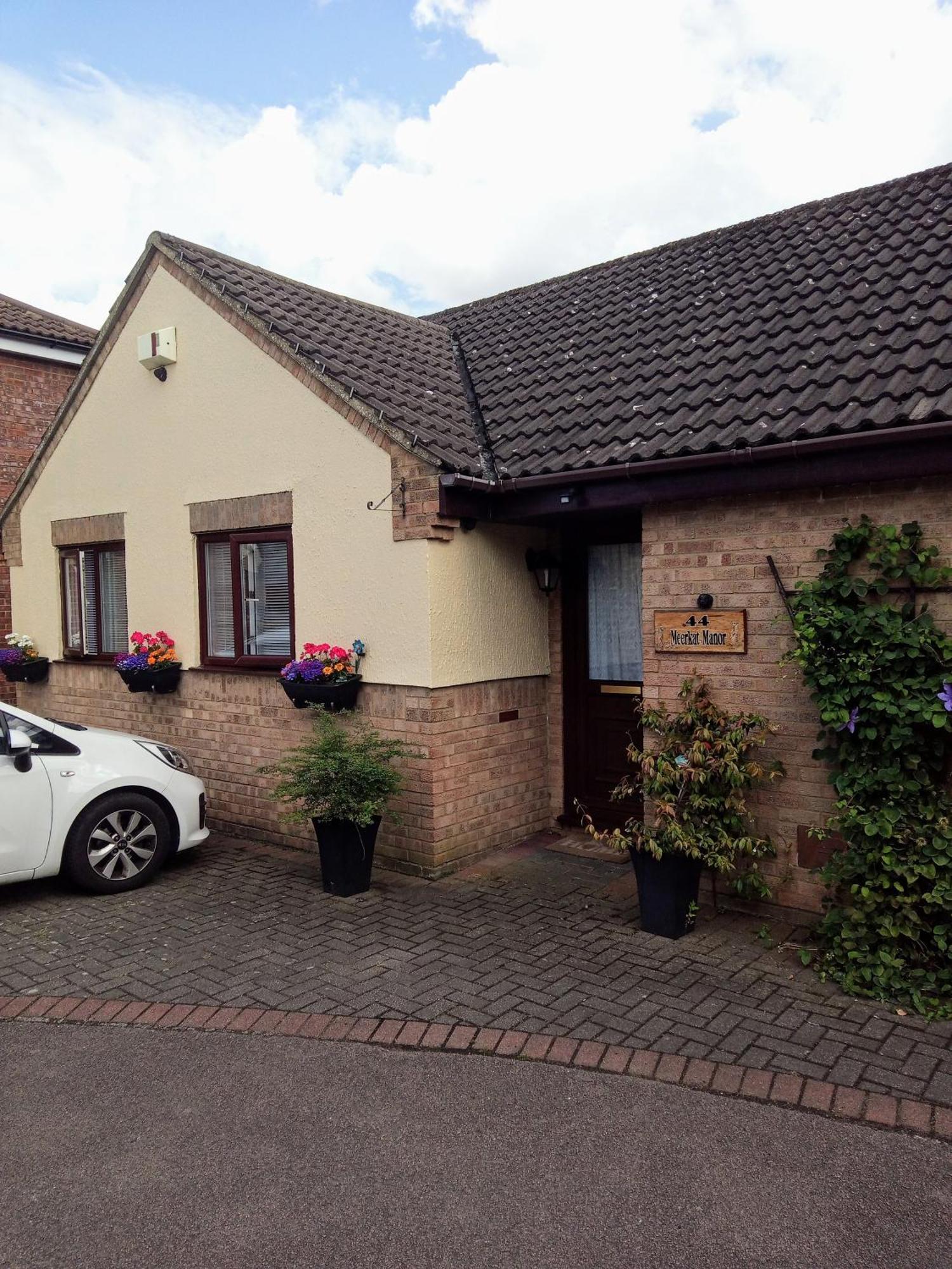 Cosy Room With 3 Bed Spaces In A Friendly Bungalow Bletchley Exterior photo